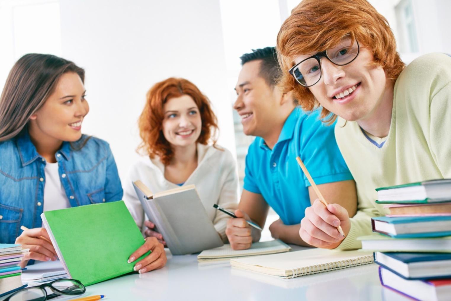Team torenqivalo durante una sessione di lavoro collaborativa