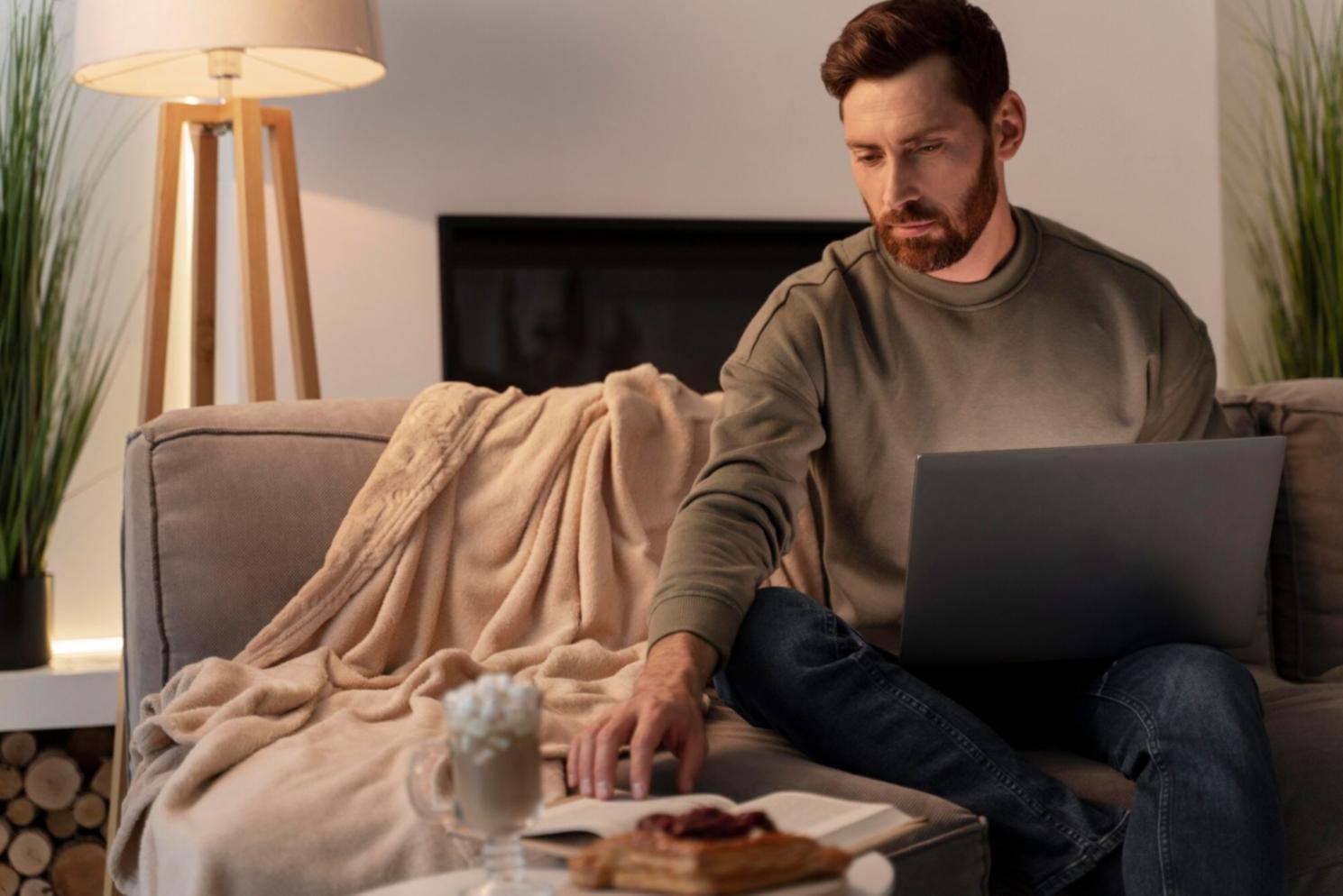 Aula luminosa con tavoli di lavoro per sessioni di scrittura collettiva