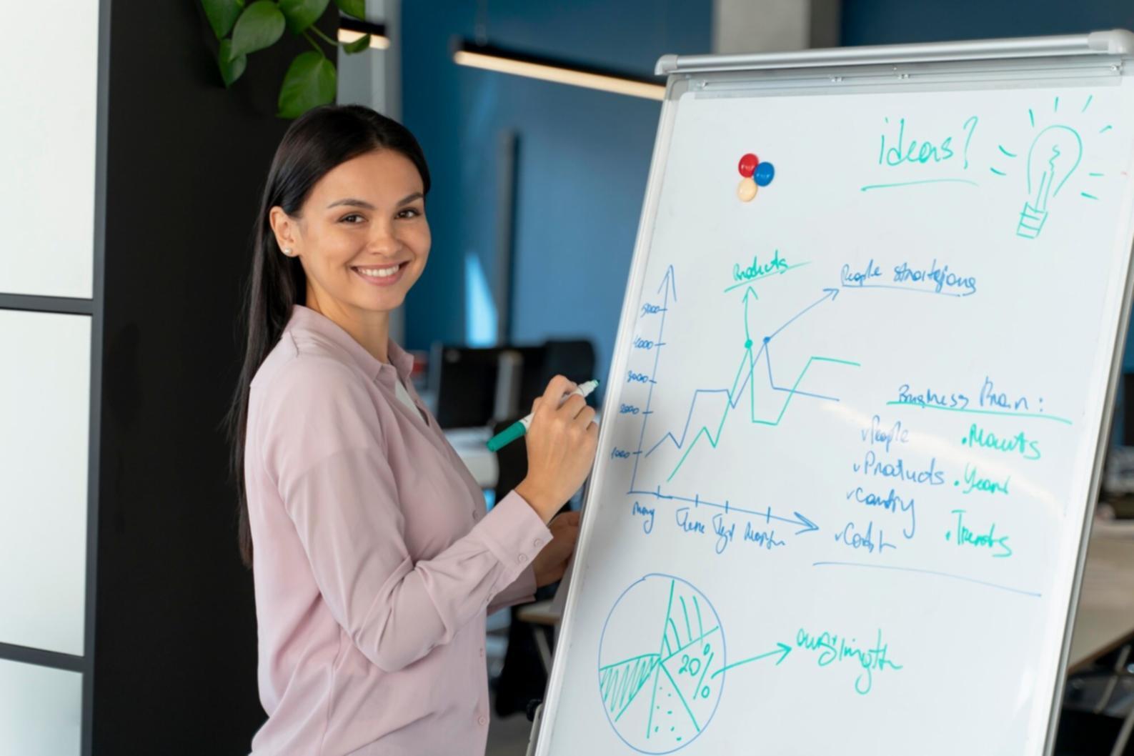 Desk con laptop e documenti sparsi durante una sessione di editing