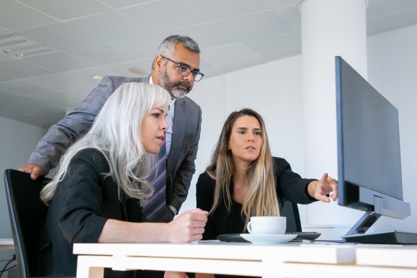 Mani che scrivono su un quaderno con appunti sparsi